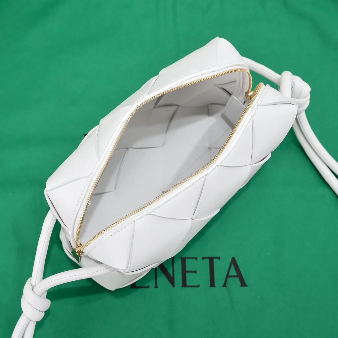 Batch 1360 #BV New Cassette camera bag📷Classic sheepskin woven material, matte texture, soft and delicate, high-end fashionable and unobtrusive. Clever handwork makes its structure very three-dimensional, so it also brings a large capacity, the bag body is very simple and attractive, giving everyone a fashionable and interesting visual experience. Zipper opening and closing, practical, lightweight when carried on the body, and the upper body has an American feel and is a bit playful and cute [Hey ha] Size: 22*14x10, model: 6600#